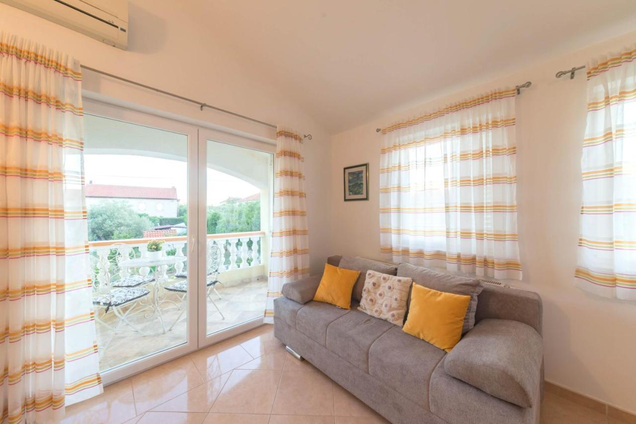 Apartmani Lenka Ugljan Εξωτερικό φωτογραφία